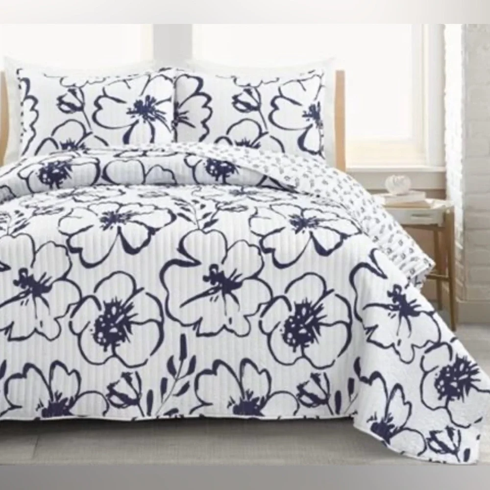 Reversible Floral Quilt Set in Navy and White - Home Bedding